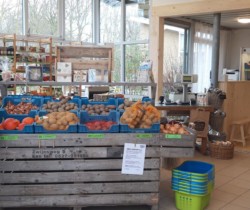 Martijn is trots op "zijn" nieuwe verbouwde bioloigsche winkel. 30 januari komt wethouder Wijnants de winkel heropenen.